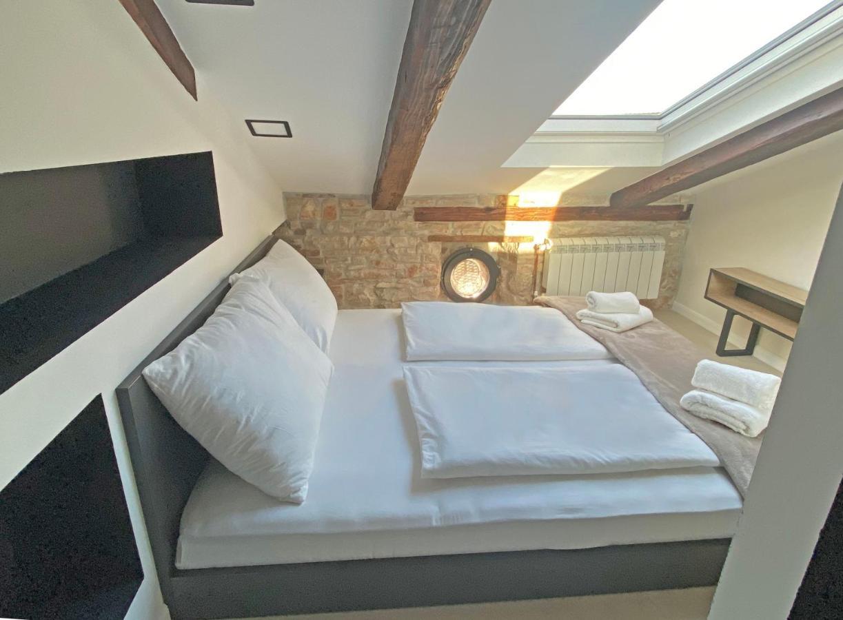 Castropola Views With Private Parking Apartment Exterior photo