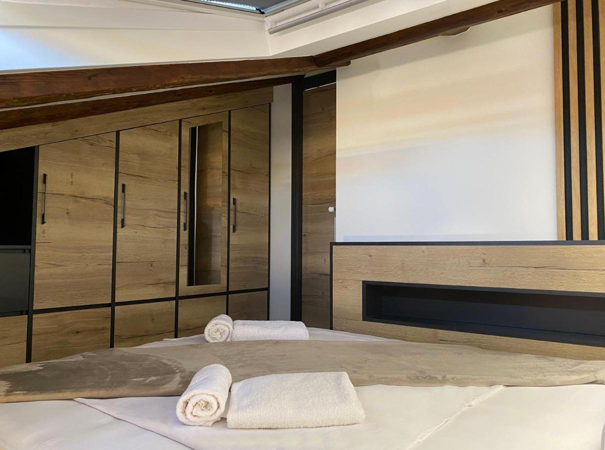 Castropola Views With Private Parking Apartment Exterior photo