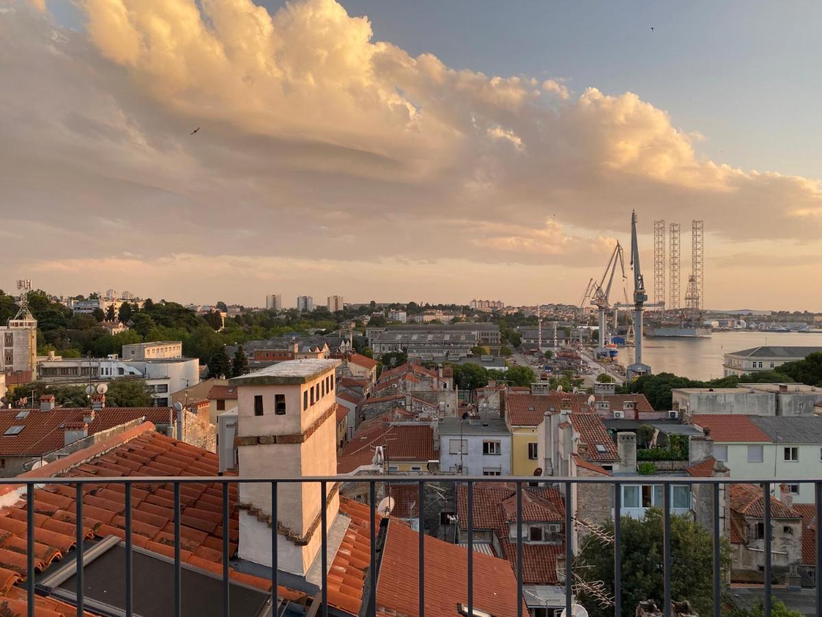 Castropola Views With Private Parking Apartment Exterior photo