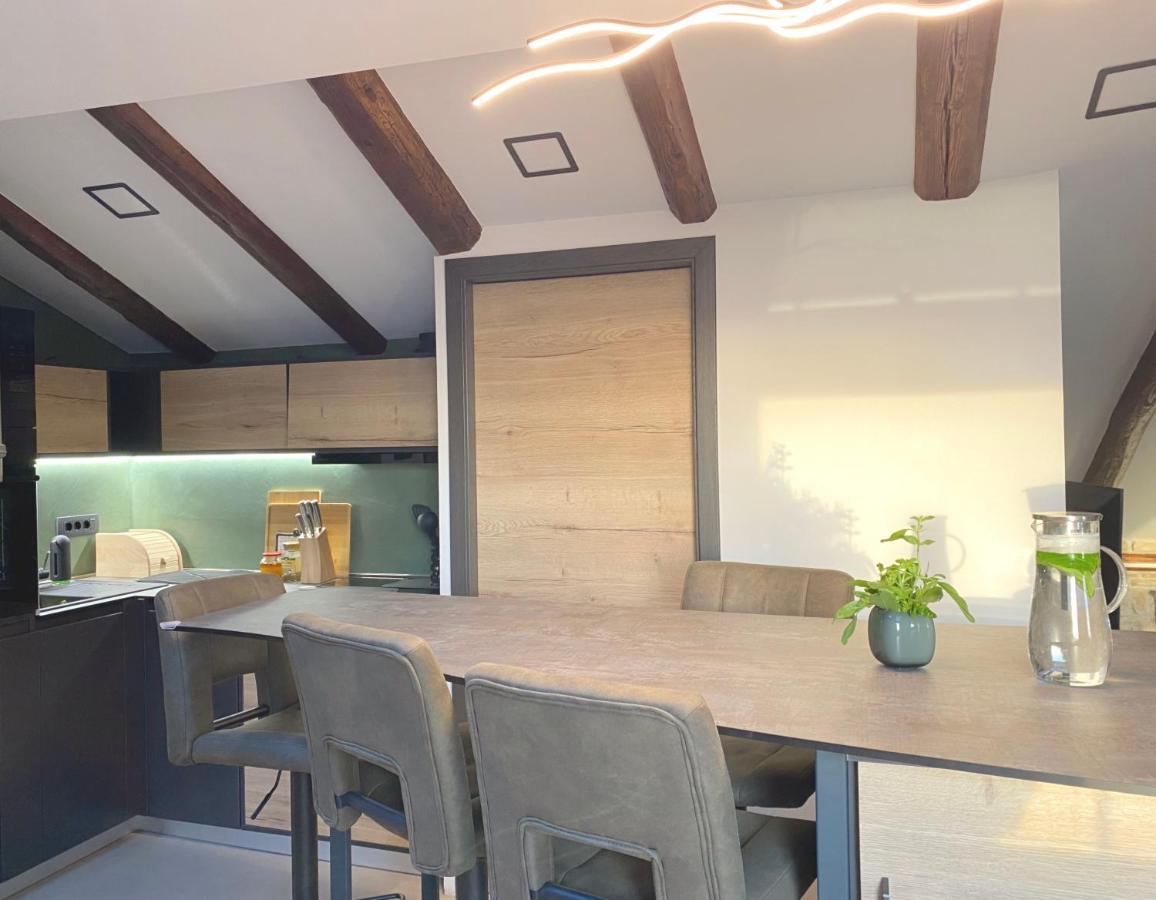Castropola Views With Private Parking Apartment Exterior photo