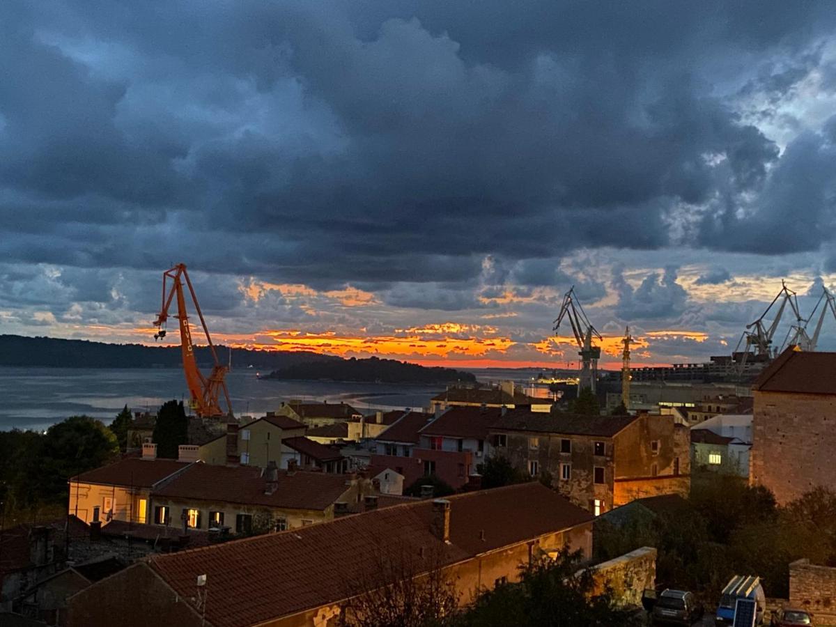 Castropola Views With Private Parking Apartment Exterior photo